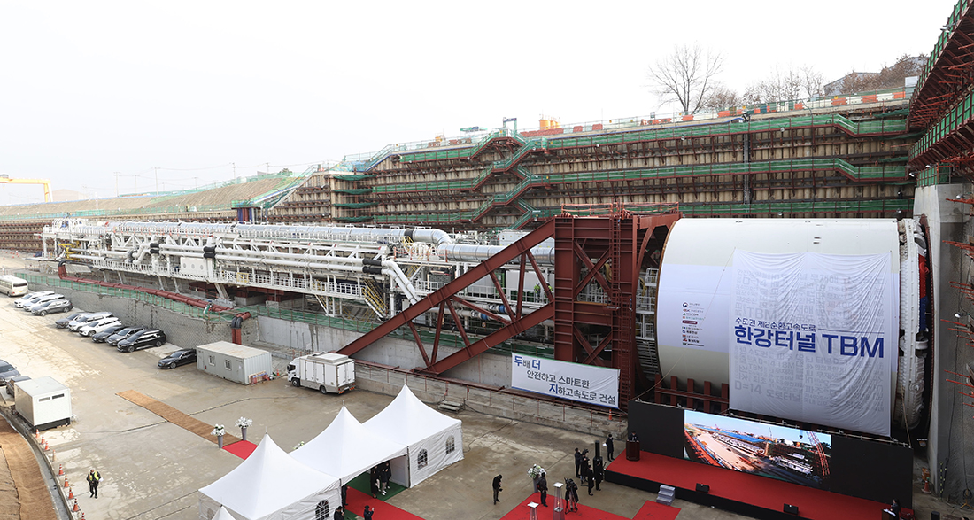 Large-section Slurry Shield TBM used for Han River Tunnel excavation. (Hyundai E&C will fully operate the mega-sized 14 meter section Slurry Shield TBM for excavating the Han River Tunnel.)